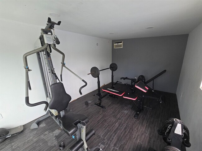 Building Photo - 2340 NE 8th Ave