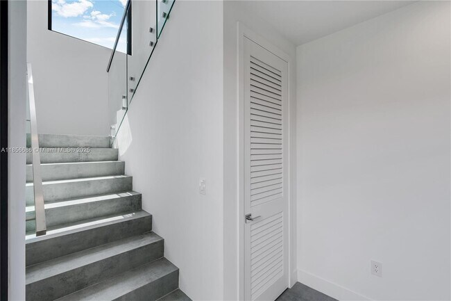 Building Photo - 2842 SW 32nd Ct