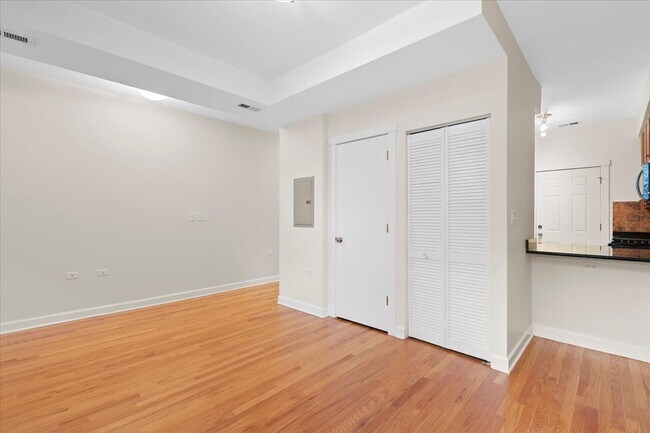 Building Photo - 6750 N Greenview Ave