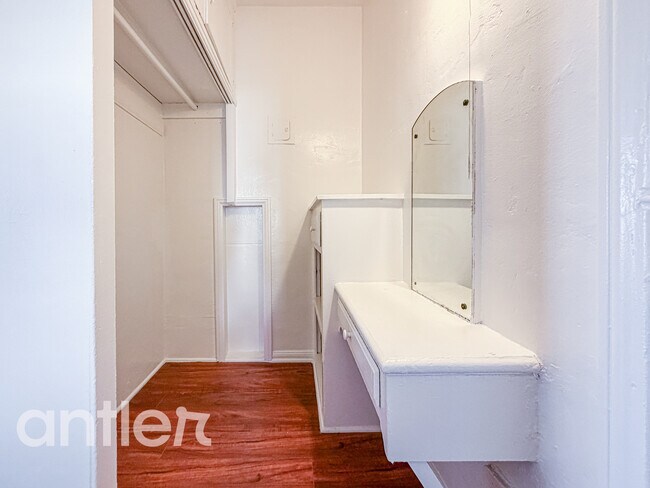 Building Photo - 724 S Mariposa Ave