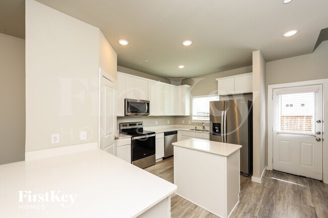 Building Photo - 622 Ava Trl
