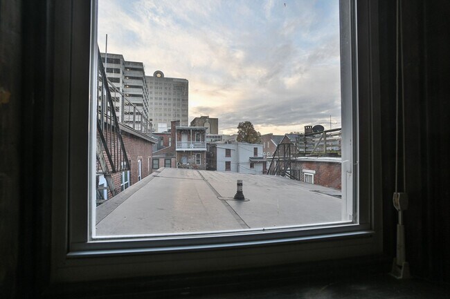 Building Photo - 119 Locust St