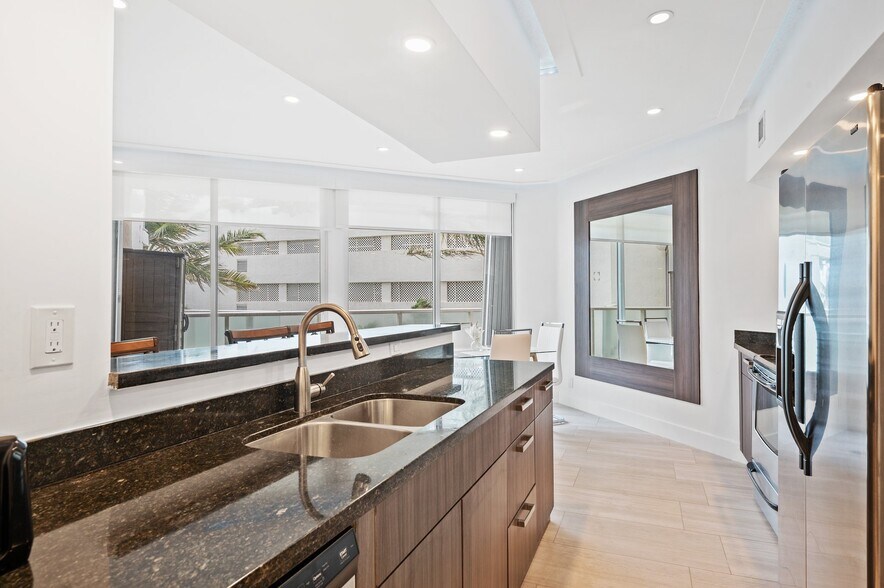 Building Photo - 16485 Collins Ave