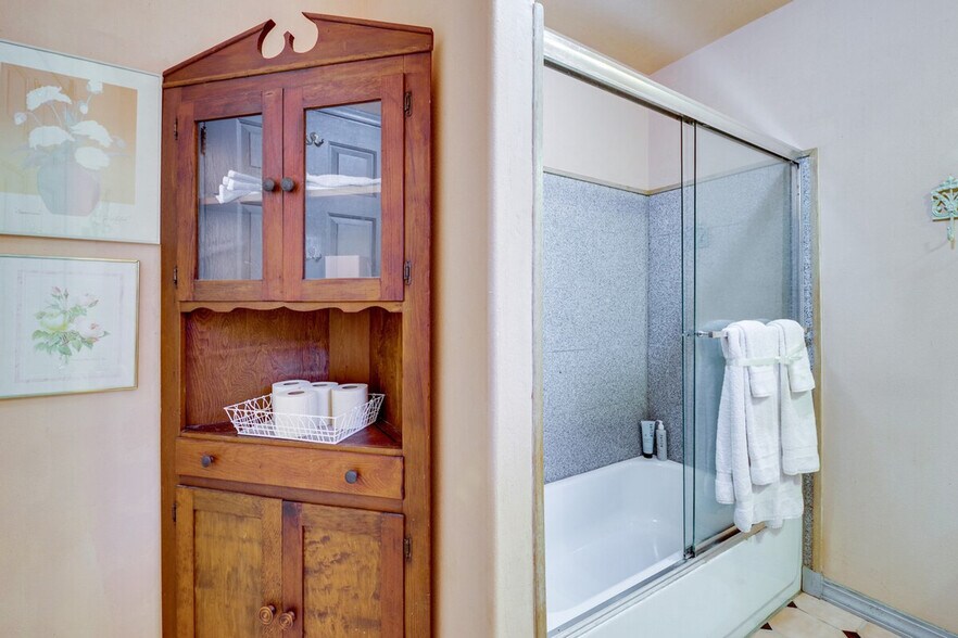 Building Photo - 1421 Landes St