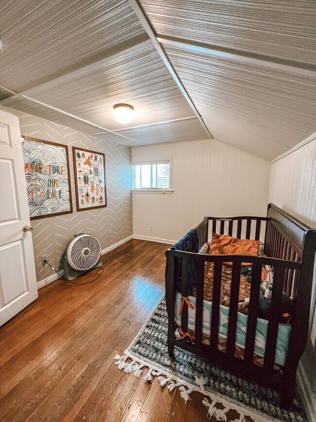 Building Photo - Stylish home ready for comfortable living