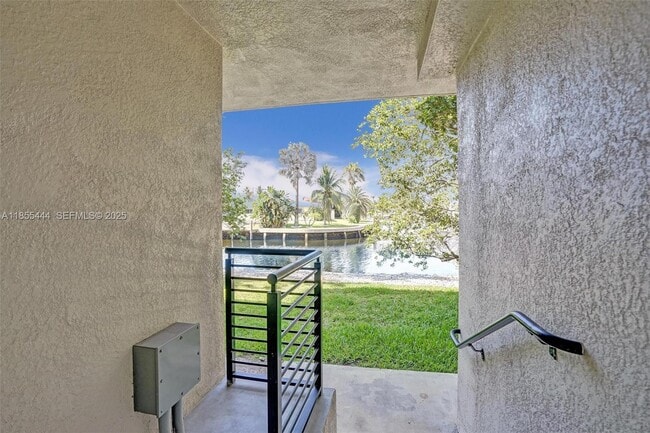 Building Photo - 516 SE 1st Cir