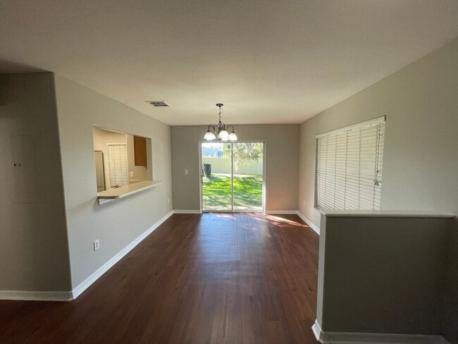 Building Photo - Beautiful End-Unit Townhome in Gated Eilan...