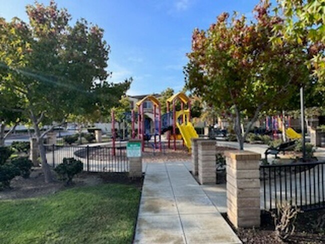 Building Photo - Beautiful 2 Bedroom, 2 Bathroom Oxnard Con...