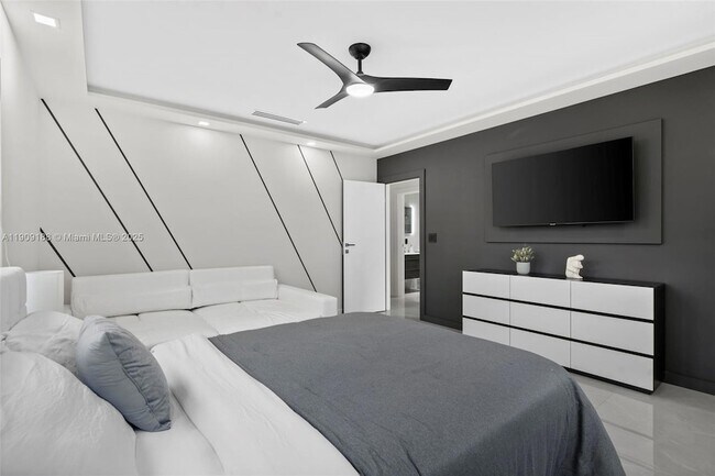 Building Photo - 1101 N 14th Ave