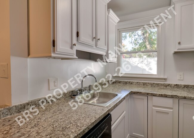 Building Photo - Remodeled Duplex 2 bedroom in Clinton Twp.