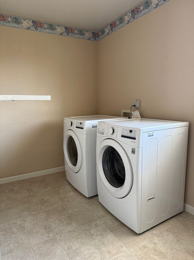 Building Photo - 2 bedroom, 2 1/2 bath condo in the NORTHEAST side of Colorado Springs