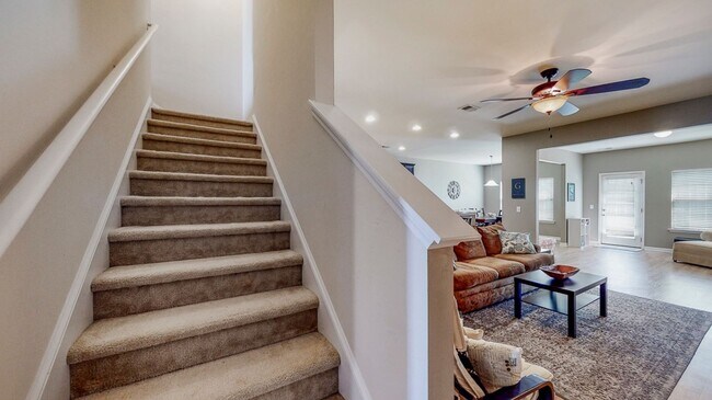 Building Photo - 3 bedrooms, 2 bathrooms in the City of Ric...