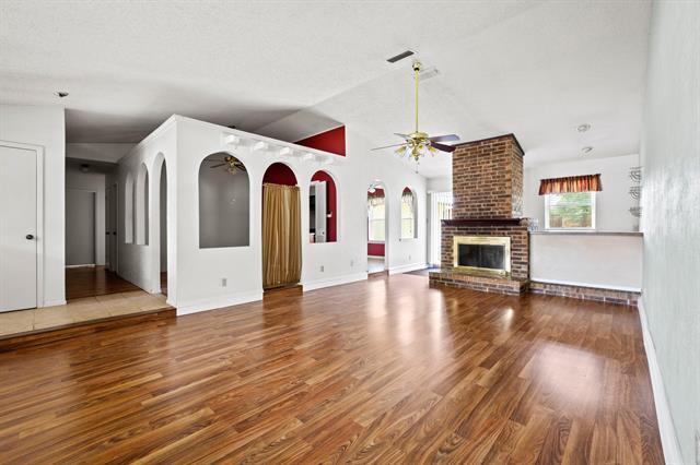 Building Photo - 2219 Greenvalley Dr