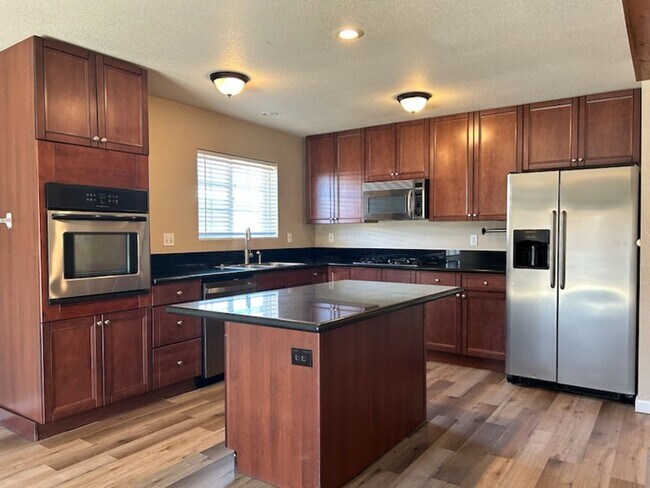 Building Photo - Please contact Vaughn Realty to set up an appointment, 760-446-6561