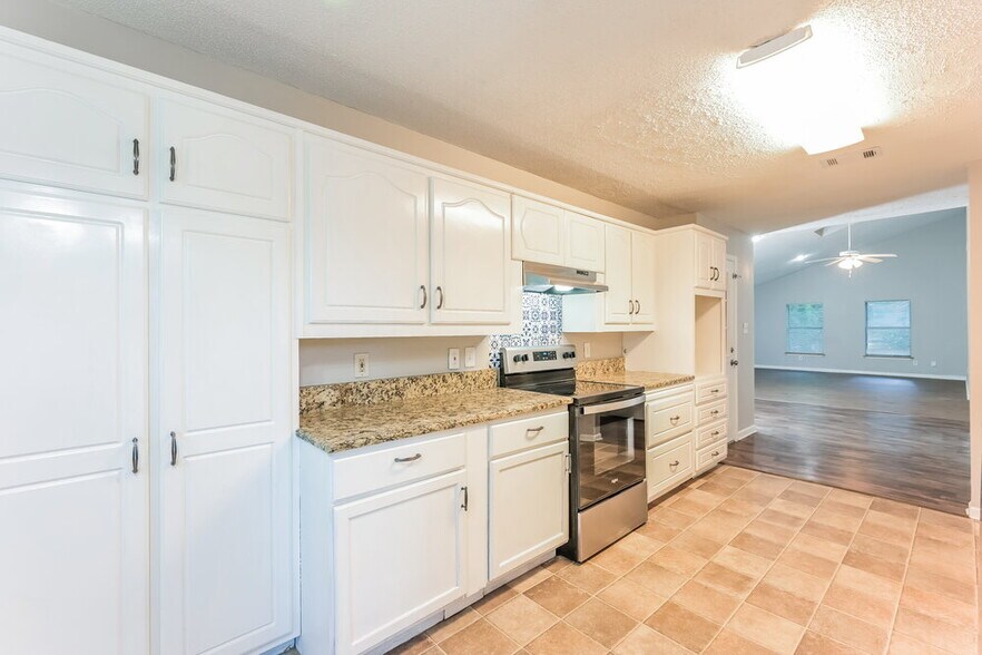 Building Photo - 1100 Creekwood Cove