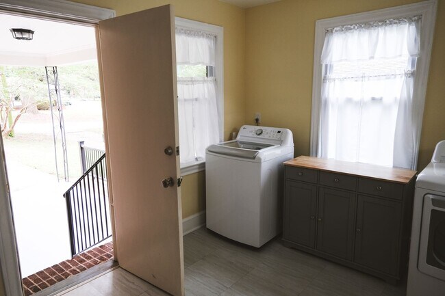 Building Photo - 2 bedroom, 1 bath Brick Bungalow in Prime Location!