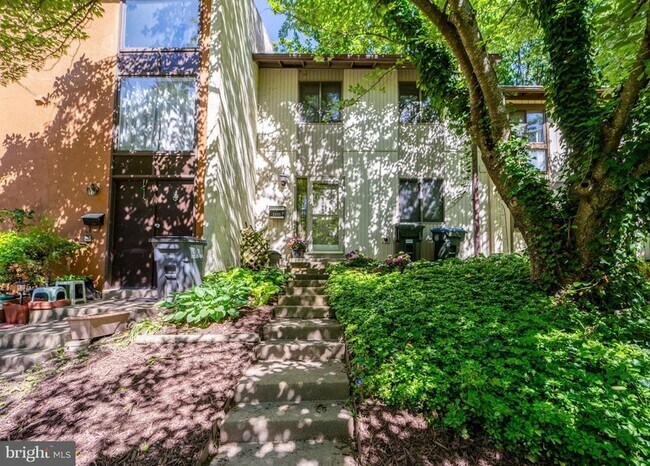 Building Photo - 2455 Pyrenees Ct