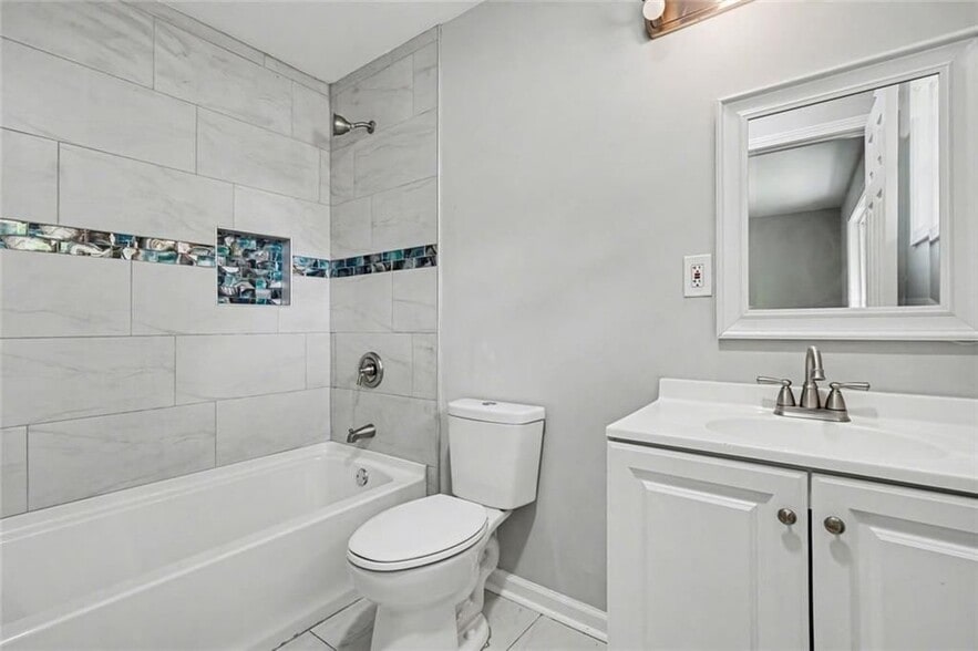 Building Photo - 2952 N Dekalb, A