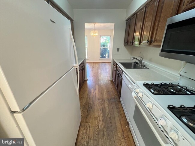Building Photo - 5566 Burnside Dr