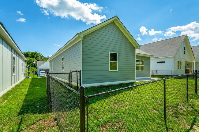 Building Photo - 578 Strong Ave