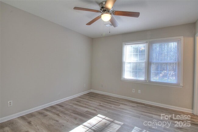Building Photo - 1224 Sharon Dr
