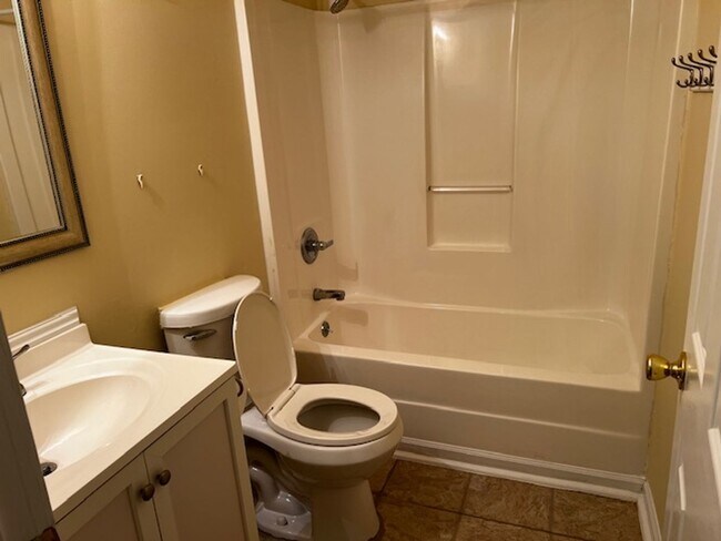 Building Photo - 115 Rouen Ct