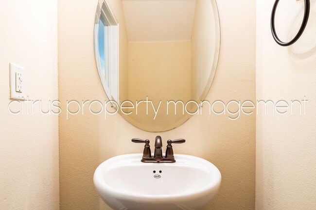Building Photo - Beautiful, Spacious 3/2.5 in Wadeview Park