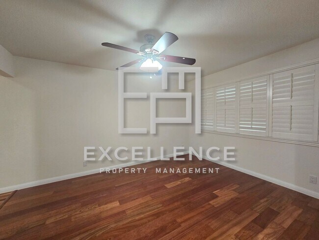 Building Photo - Spacious Fully Renovated 4/2 House with Over 2000SF and LVT Throughout