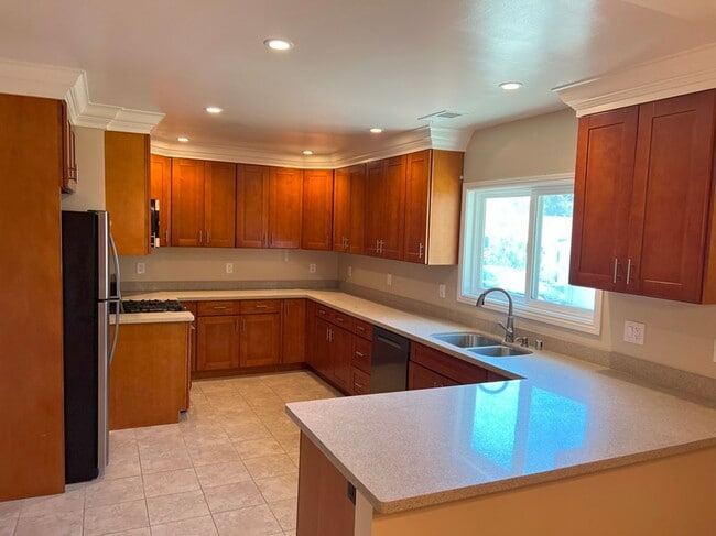 Building Photo - Beautiful 4bd/2ba in desireable neighborho...