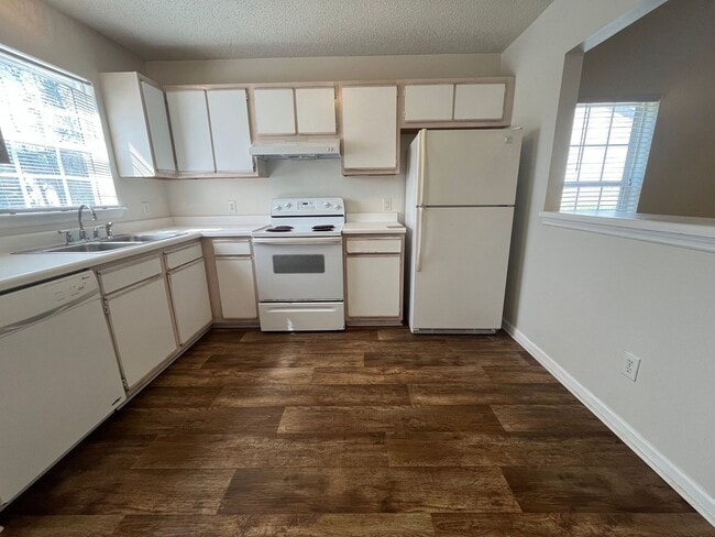 Building Photo - End Unit Townhouse, 3 Bed, 3 Bath