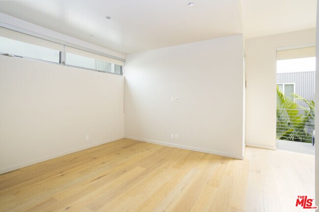 Building Photo - 707 Flower Ave