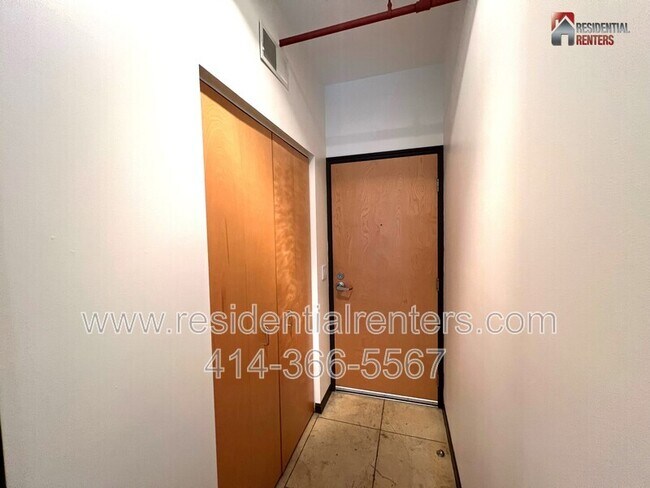 Building Photo - 904 E Pearson St