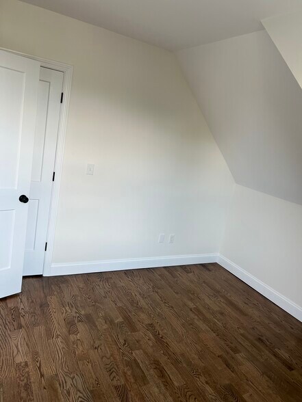 Building Photo - 470 Howard Ave