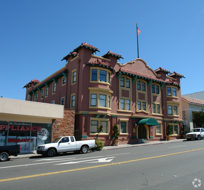 Building Photo - Duchess of Windsor Apartments