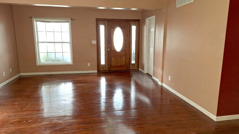 Building Photo - 1305 Unity St