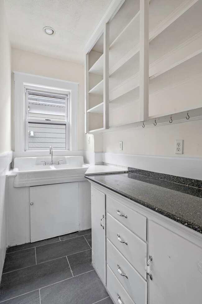 Building Photo - 5 Vale St