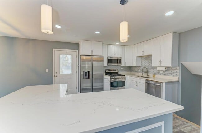 Building Photo - 585 Cambridge Way