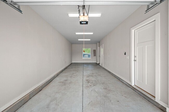 Building Photo - Like New Townhome Ready for Immediate Move-In!!! Bryant Park in West End