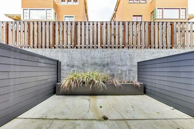 Building Photo - 4435 Piedmont Ave