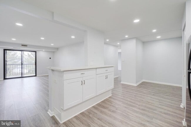 Building Photo - 3800 Powell Ln