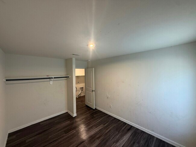 Building Photo - 5509 Nielan St