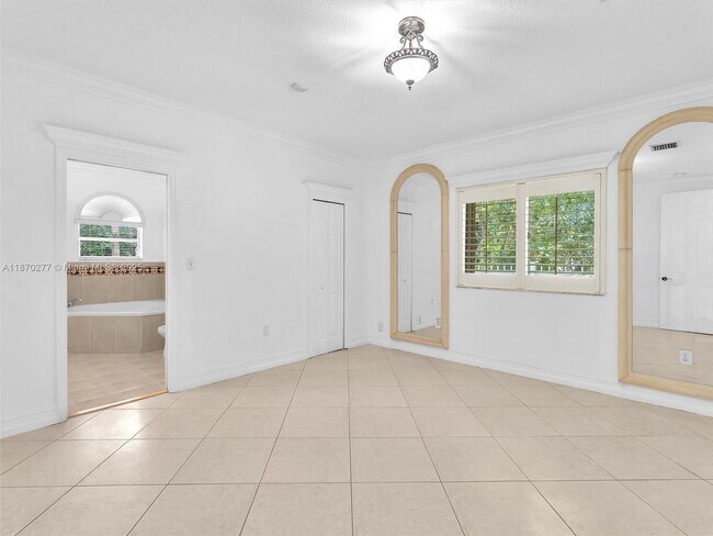 Building Photo - 820 Tangier St