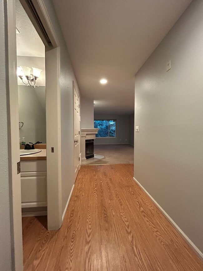 Building Photo - 3 Bed, 2.5 bath Townhome w/1-car garage in Highland Park neighborhood of Renton, $3,075/mo.