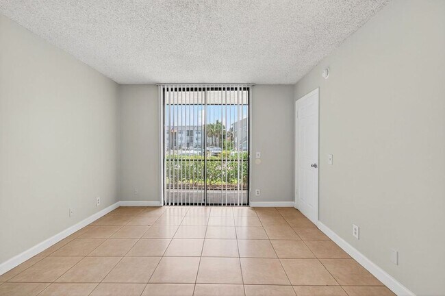 Building Photo - 752 Executive Center Dr