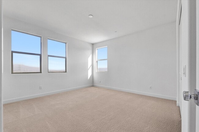 Building Photo - Large Modern Town Home with Oversize Backyard Guarded Luxury Neighborhood