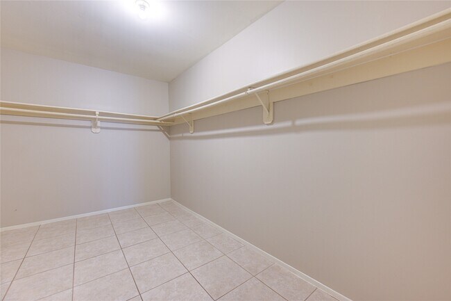 Building Photo - 11830 Oak Meadow Dr
