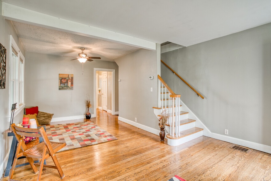 entertain - 1000b Grandview Dr