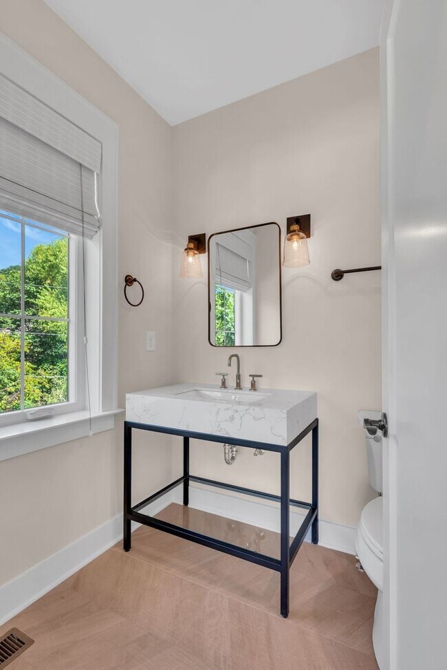 Building Photo - Beautiful 2BR/2BA top-floor end unit!