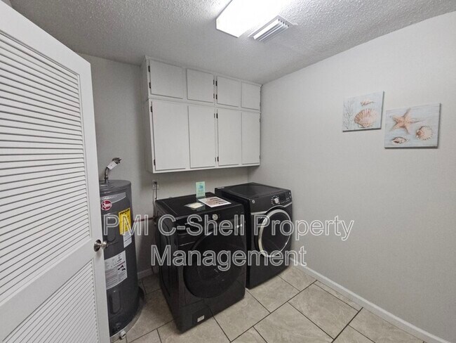 Building Photo - 4625 Tree Line Dr