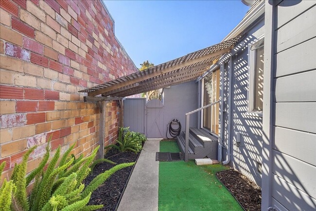 Building Photo - 3131 Fernside Blvd